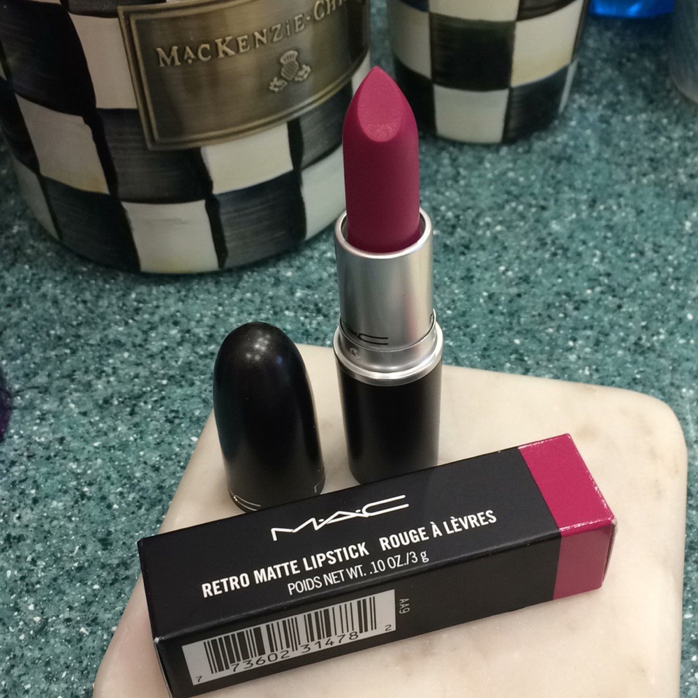 MAC lipstick Flat Out Fabulous